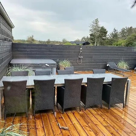 Fantastisk Store Terrasser Med Havudsigt Og Udespa Holiday home